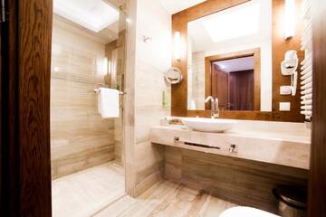 Фото номера Улучшенный двухместный номер с 1 кроватью Отель Natura Mazur Resort &amp; Conference г. Вархалы 3
